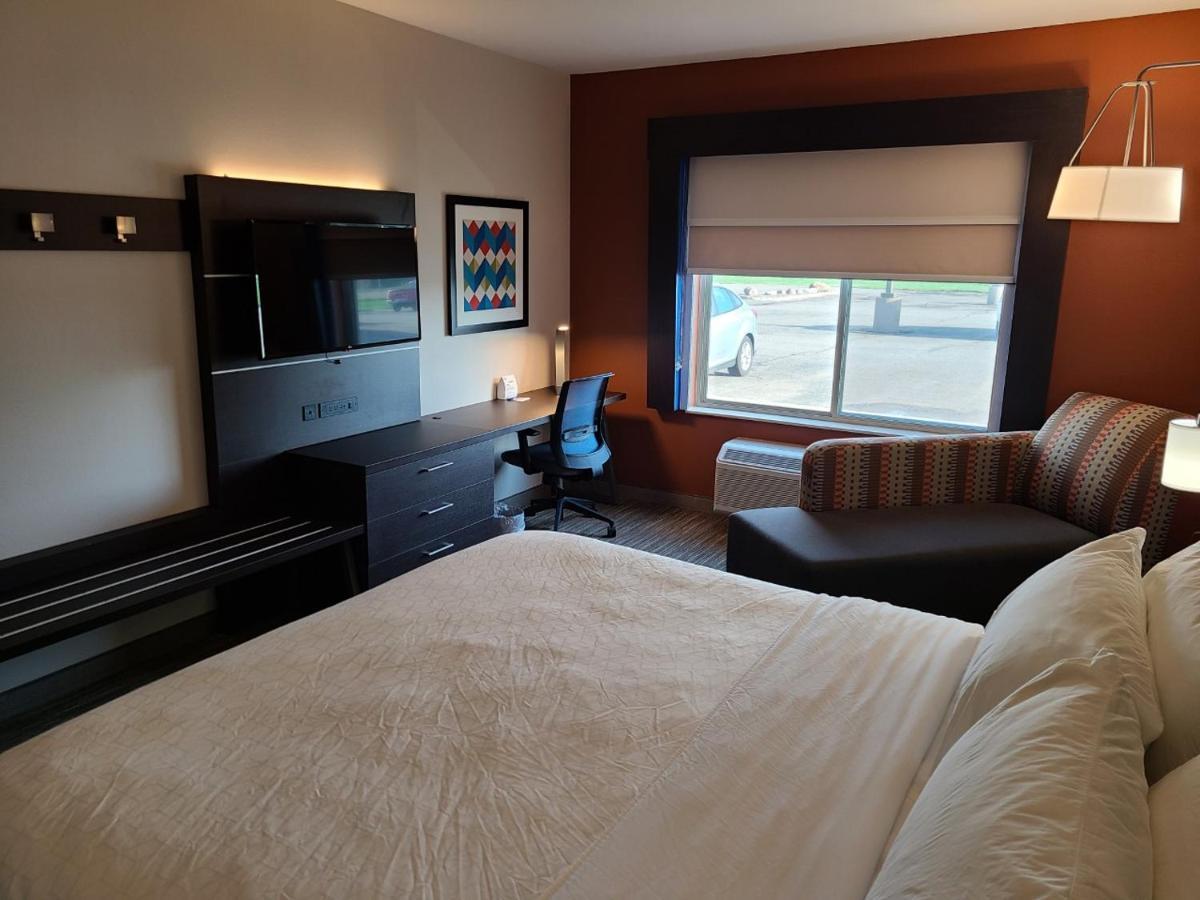 Holiday Inn Express Hotel & Suites Sheldon, An Ihg Hotel Exterior photo